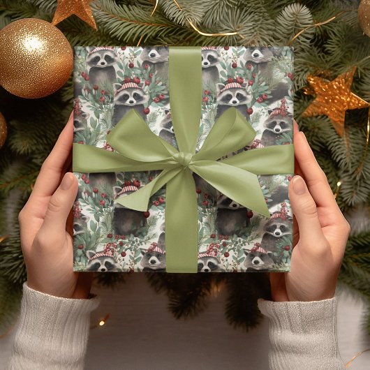 植物に囲まれた帽子をかぶったアライグマのクリスマス ラッピングペーパー