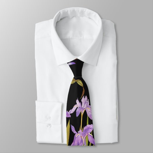 植物のアイリスによっては花のアイリスが開花します ネクタイ (タイ)