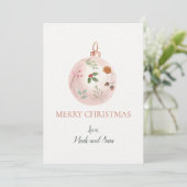 植物のアクセントが付いたピンクのクリスマスオーナメント シーズンカード (スタンド正面)