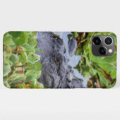 植物の中のアメリカのアリゲーター鮮やか- iPhoneケース (裏面横)