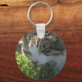 植物の匂いを嗅ぐ猫 キーホルダー (正面)