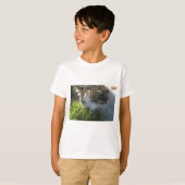 植物の匂いを嗅ぐ猫 Tシャツ (正面フル)