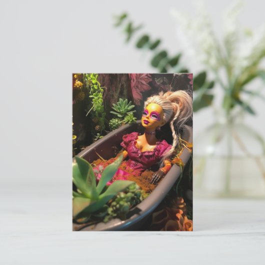 植物の浴槽の中の人形おもしろいガーデンアート ポストカード (スタンド正面)