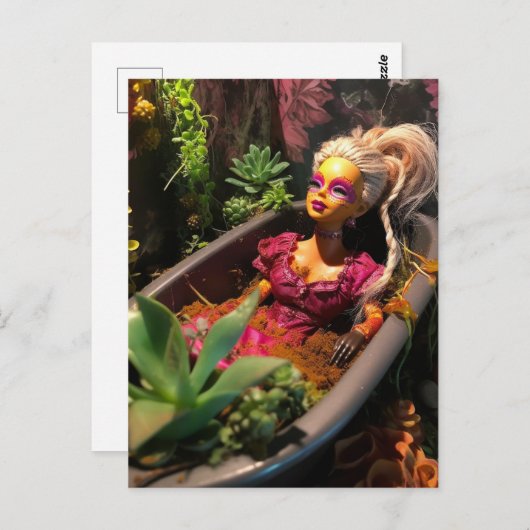 植物の浴槽の中の人形おもしろいガーデンアート ポストカード (正面/裏面)