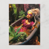 植物の浴槽の中の人形おもしろいガーデンアート ポストカード (正面)