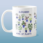 植物の王パーソナライズされた コーヒーマグカップ<br><div class="desc">緑の親指または指を持つ誰にとっても最適パーソナライズされた、このキング・オブ・プラントズデザインは、おもしろいのハウスプラントパターンを備え、カラフルのサボテン、多肉植物、海軍とコバルトブルーの植物ポットの他の植物を備えている。庭師や植物の人に最適。名前と文字をに変カスタマイズ更。オリジナルアートby Nic Squirrell.</div>