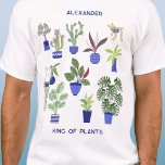 植物の王パーソナライズされた Tシャツ<br><div class="desc">緑の親指または指を持つ誰にとっても最適パーソナライズされた、このキング・オブ・プラントズデザインは、おもしろいのハウスプラントパターンを備え、カラフルのサボテン、多肉植物、海軍とコバルトブルーの植物ポットの他の植物を備えている。庭師や植物の人に最適。名前と文字をに変カスタマイズ更。オリジナルアートby Nic Squirrell.</div>