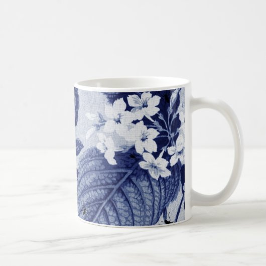 植物の藍色のヴィンテージ及び虫の花柄Toile コーヒーマグカップ (右)