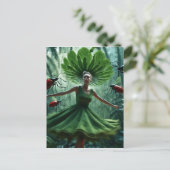 植物の虫のまわりにで作られたドレスで回転する女性 ポストカード (スタンド正面)