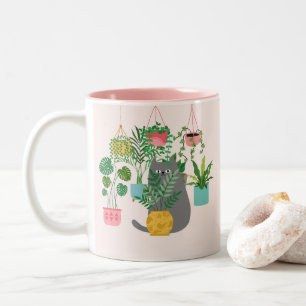 植物の間のおもしろい猫 ツートーンマグカップ