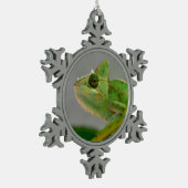 植物はがきの間のベール入りカメレオンのクローズアップ スノーフレークピューターオーナメント (左)