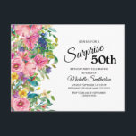 植物性ピンクブルー水彩フローラ50th Birthda ポストカード<br><div class="desc">白い驚きの50th誕生日パーティー招待葉書に明るいカラフルの植物性ピンク、黄色、および青の水色の庭のフローラ。</div>