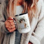 植物性ユーカリ緑カスタムのクリスマス コーヒーマグカップ<br><div class="desc">私たちの"植物性ユーカリ緑のお気に入りのクリスマスコーヒーマグ"からあなたの熱い飲み物を飲み込む間の季節の居心地の良い魅力にカスタム浸る。 このマグカップは、ユーカリの緑の水色リースとコテージのエッセンスと植物的な魅力を美しく取り入れ、モダンデザインを生み出しミニマルている。アーチ写真テンプレートで大切な休日の写真を見せるのに最適。葉ミニマルのリースとシンプル、ニュートラルな配色は時代を超越したエレガンスを醸し出し、休日の装飾で控えめな洗練さを味わう人々にとって最適な選択である。この1枚の写真のパーソナライズされたクリスマスマグは、特別な思い出や家族の写真を大切にしながら楽しむ、コーヒーや紅茶を飲む機会を提供する。あなたは暖炉に閉じ込められるか、休暇中に客を迎えるかにかかわらず、このマグカップは自然の美しいと季節の喜びを毎日の瞬間に持ち込む。クリスマスシンプルの楽しみと精神を、クリスマスの本質を完璧に捉えパーソナライズされたたコーヒーマグで受け入れる。</div>