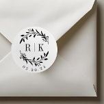 植物性リース結婚モノグラム ラウンドシール<br><div class="desc">カップルのカスタムイニシャルとデートのボタニエレガントカルリースを搭載した結婚デザインのモノグラム結婚ステッカー。結婚式のために完璧な日付を保存し、封筒、結婚式の引き出物包装など。</div>