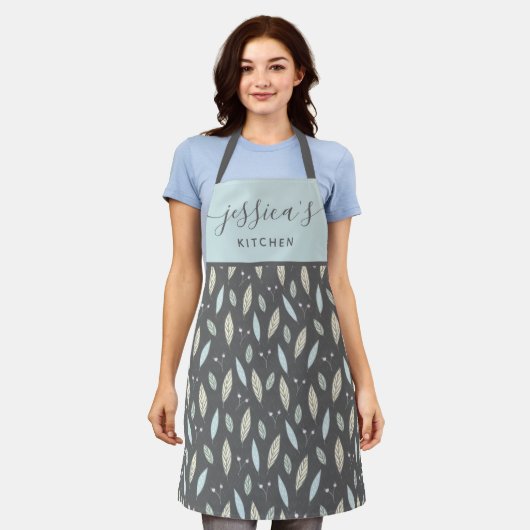 植物性リーフオールオーバープリントエプロン エプロン (着用した状態)