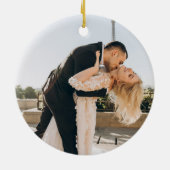 植物性金ゴールド私たちの初めてのクリスマスミスター&ミセス写真 セラミックオーナメント (裏面)