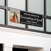 検疫済みの学年用卒業旗 横断幕 (ビルの外側)