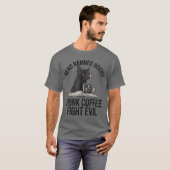 検閲された本を読む コーヒーを飲む 悪と闘う 黒猫 Tシャツ (正面フル)