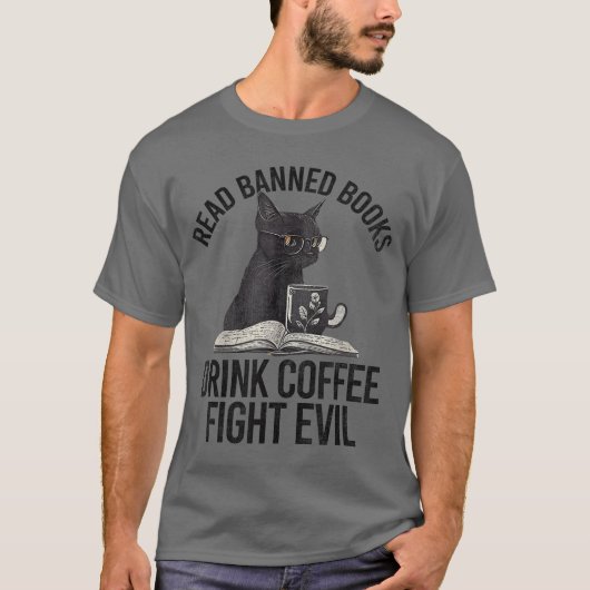 検閲された本を読む コーヒーを飲む 悪と闘う 黒猫 Tシャツ (正面)