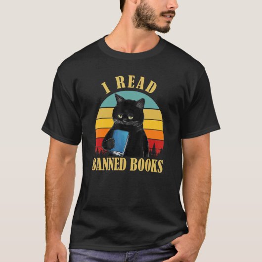検閲された本を読むTシャツ 黒猫 読書家 ブックワーム Tシャツ (正面)