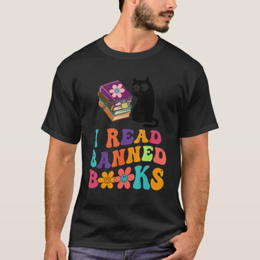 検閲された本を読むTシャツ 黒猫 読書家 ブックワーム Tシャツ (正面)