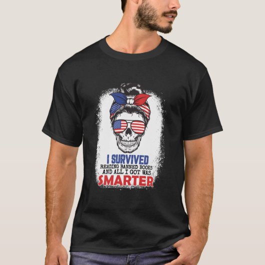 検閲された本を読了した 読書中毒者 Tシャツ (正面)