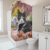 楓の木の下で休む可愛い黒白ネコ –  シャワーカーテン (インサイチュ)