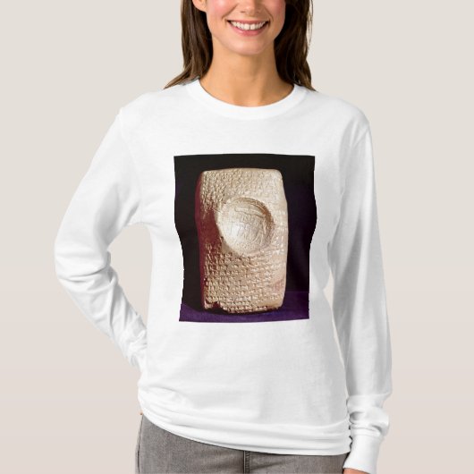 楔形の銘刻文字が付いているタブレット Tシャツ (正面)