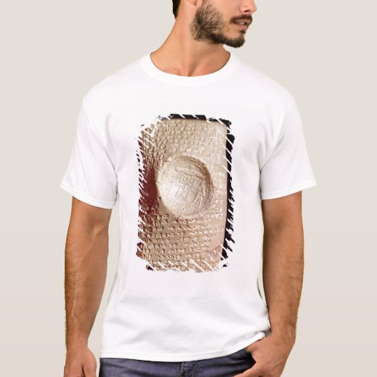 楔形の銘刻文字が付いているタブレット Tシャツ (正面)