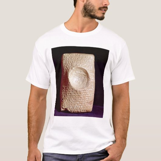 楔形の銘刻文字が付いているタブレット Tシャツ (正面)