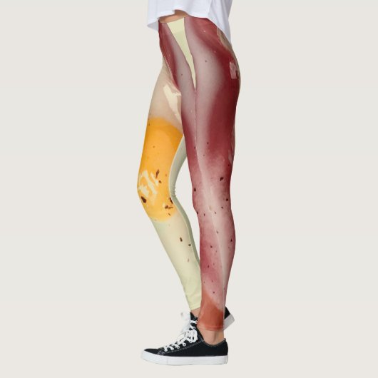 極めて巨大な生き物のようなベーコンと卵、ペッパー付き レギンス (左)