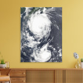 極東に接近する二つの台風 キャンバスプリント (インサイチュ (リビング))