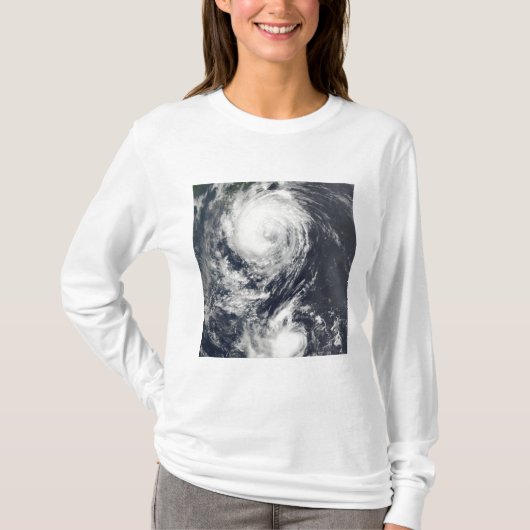 極東に接近する二つの台風 Tシャツ (正面)