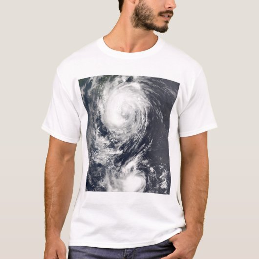 極東に接近する二つの台風 Tシャツ (正面)