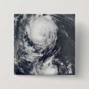 極東に近づく2つの台風システム 缶バッジ