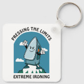 極限を超える エクストリームアイロン 面白いアイロン キーホルダー (裏面)