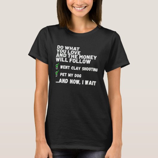 楽しいお金はクリスチャンが祈った粘土に従います Tシャツ (正面)