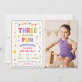 楽しいことが3倍!カラフルな3歳の誕生日写真 招待状 (正面)