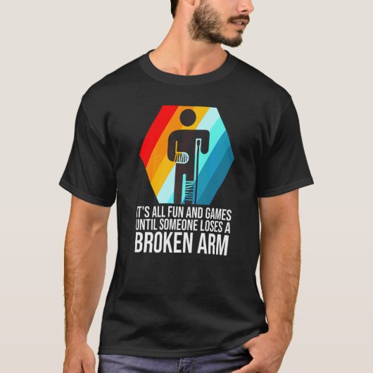 楽しいだけじゃない骨折 腕の骨折 骨折れ Tシャツ (正面)