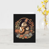 楽しいウサギがバンジョーギターを弾く音楽ウサギハッピー カード (黄色い花)