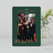 楽しいエメラルドグリーンの「Sleighin It」ファミリーフォト 箔シーズンカード (立ち正面)