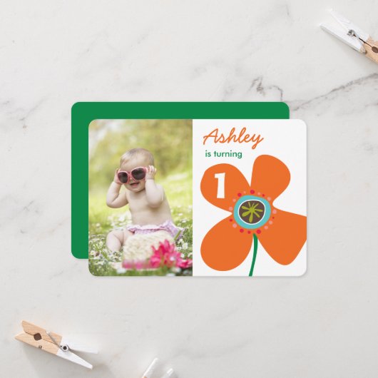 楽しいオレンジ色のデイジーポップかわいい写真の女の子1歳の誕生日 招待状 (正面/裏面インサイチュ)