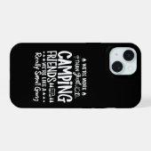 楽しいキャンプ仲間たちの小さなギャングギフト iPhone 15ケース (裏面横)
