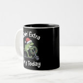 楽しいクリスマスのカエルが今日は特に陽気 ツートーンマグカップ (正面左)
