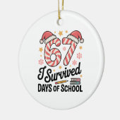 楽しいクリスマスの67日間学校を生き延びた セラミックオーナメント (左)
