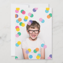 楽しいコンフェッティシャワーの子供の誕生日パーティー