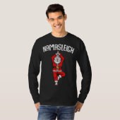 楽しいサンタクロースのヨガのポーズ ナマスリー ナマステ クリスマス Tシャツ (正面フル)