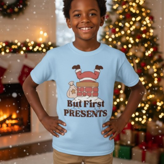 楽しいサンタ「でもまずはプレゼントを」子供Tシャツ Tシャツ
