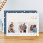 楽しいスケッチ | Hanukkahフォトコラージュ 箔シーズンカード<br><div class="desc">ハヌカーの挨拶を友人や家族にシックなスタイルで私たちの写真カードとエレガント一緒に送る。コラージュ形式で並べてお気に入りの3枚の写真を収めるようにデザインされたカードは、金ゴールドフォイルの手描き台本レタリングにカジュアル手描き星を付けた「喜びハヌカー」。家族の名前と下の年でパーソナライズ。</div>