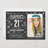 楽しいチョークボードの落書きフォトサプライズ21歳の誕生日 招待状 (正面)